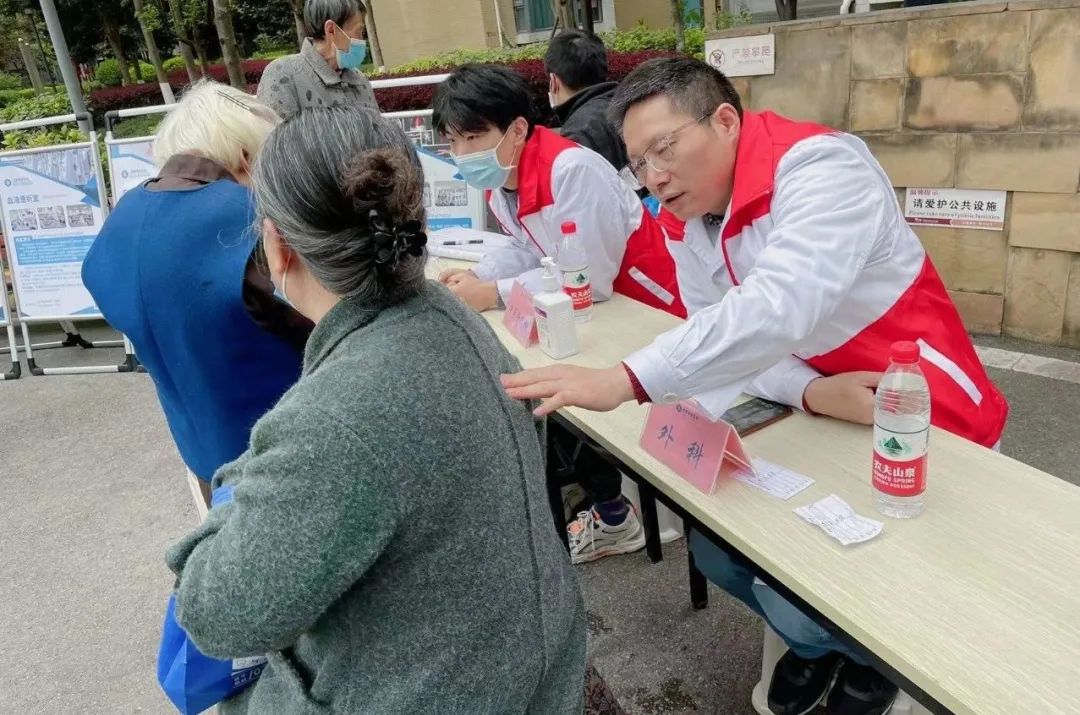 成都誉美医院巡诊进社区——东城映像 A 区