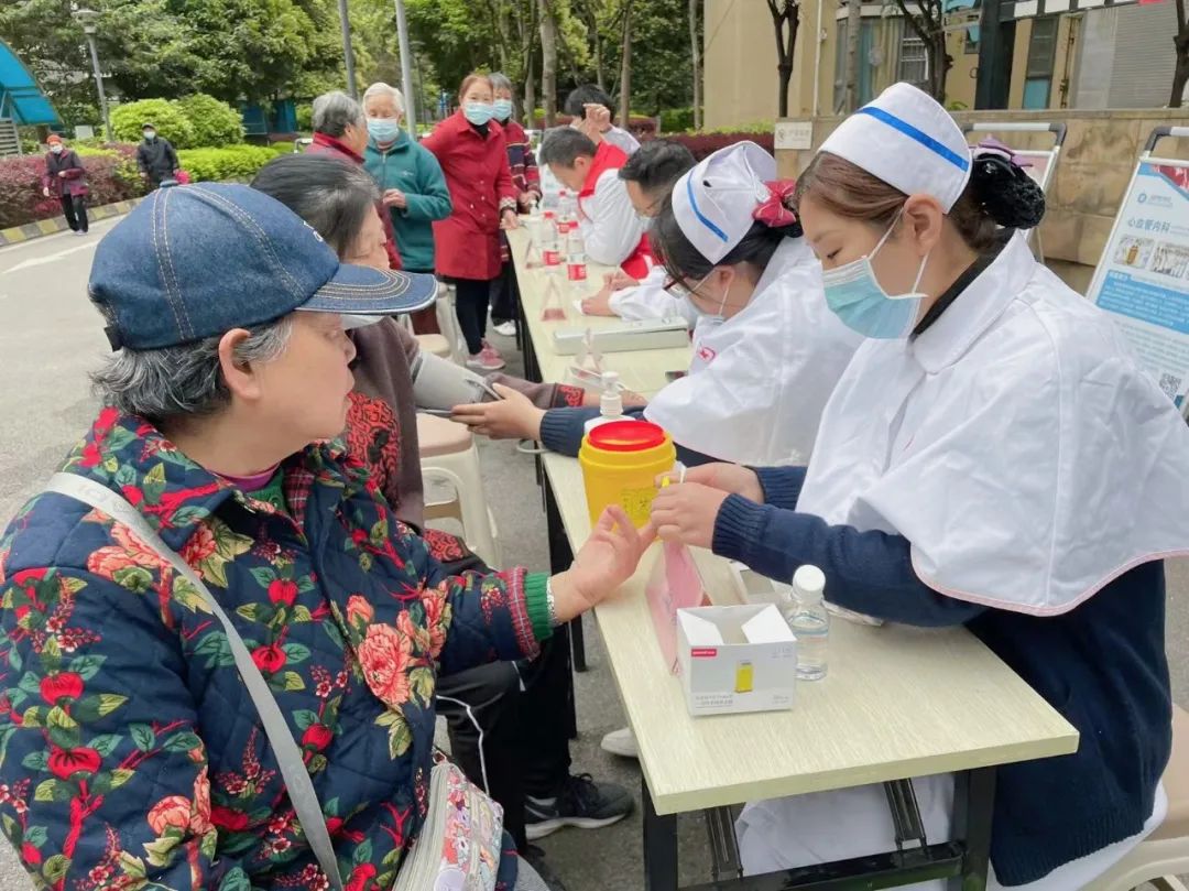 成都誉美医院巡诊进社区——东城映像 A 区