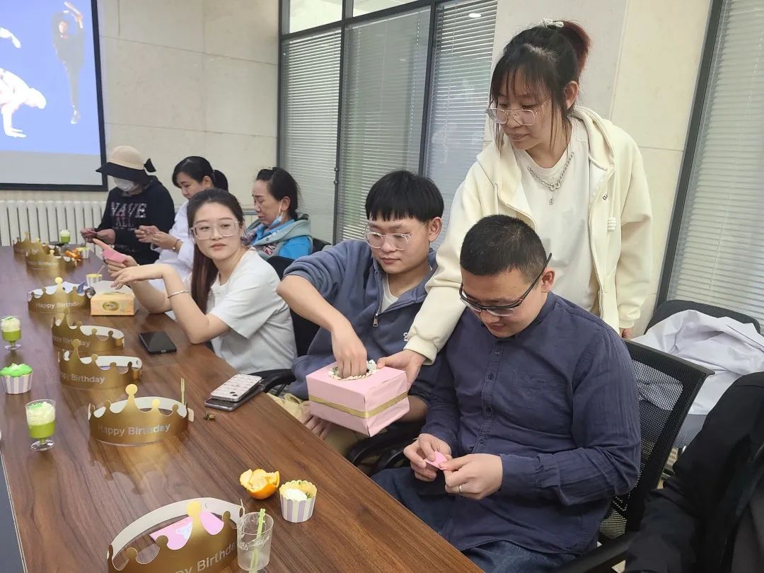 3 月份青岛静康中医肾脏病医院医务人员生日会正在进行