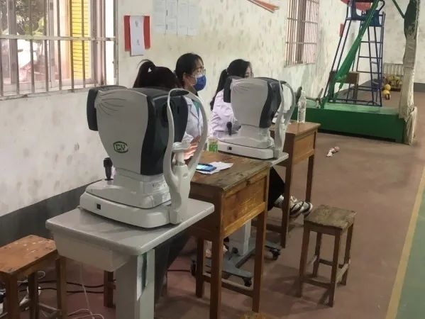 健康进校园，温暖入童心｜桂林医学院第二附属医院完成 3500 人次的视力屈光筛查工作
