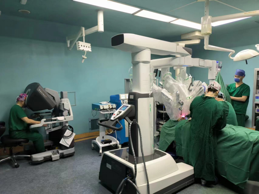 南昌大学二附院口腔医学中心颌面外科成功开展首例达芬奇机器人手术