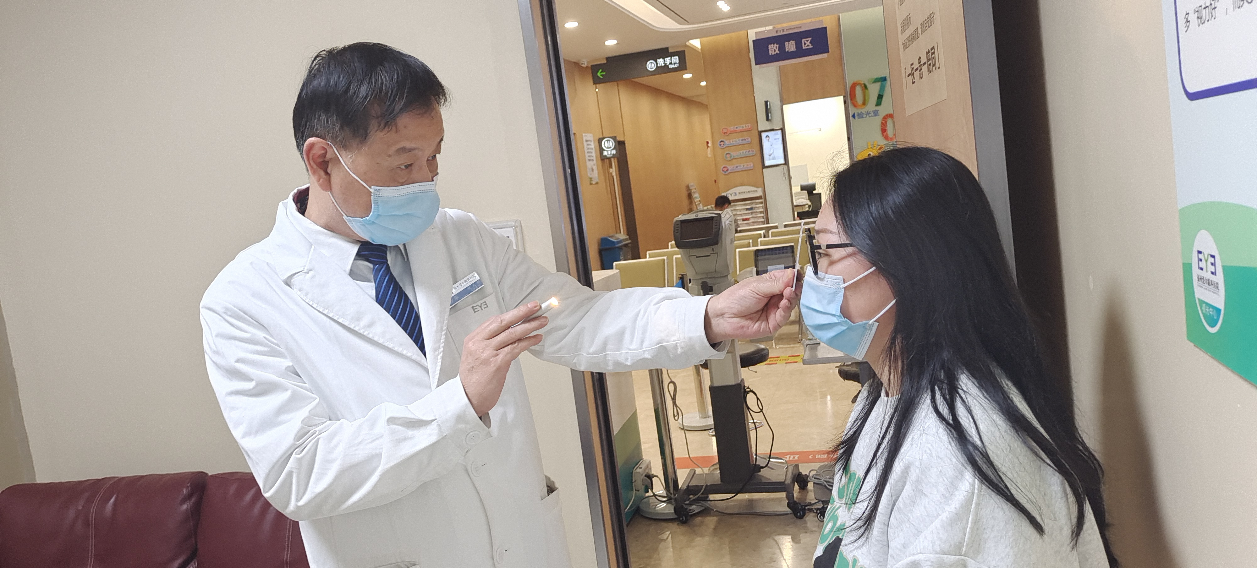 女子出现复视一年多，福州爱尔医生发现隐藏的「斗鸡眼」