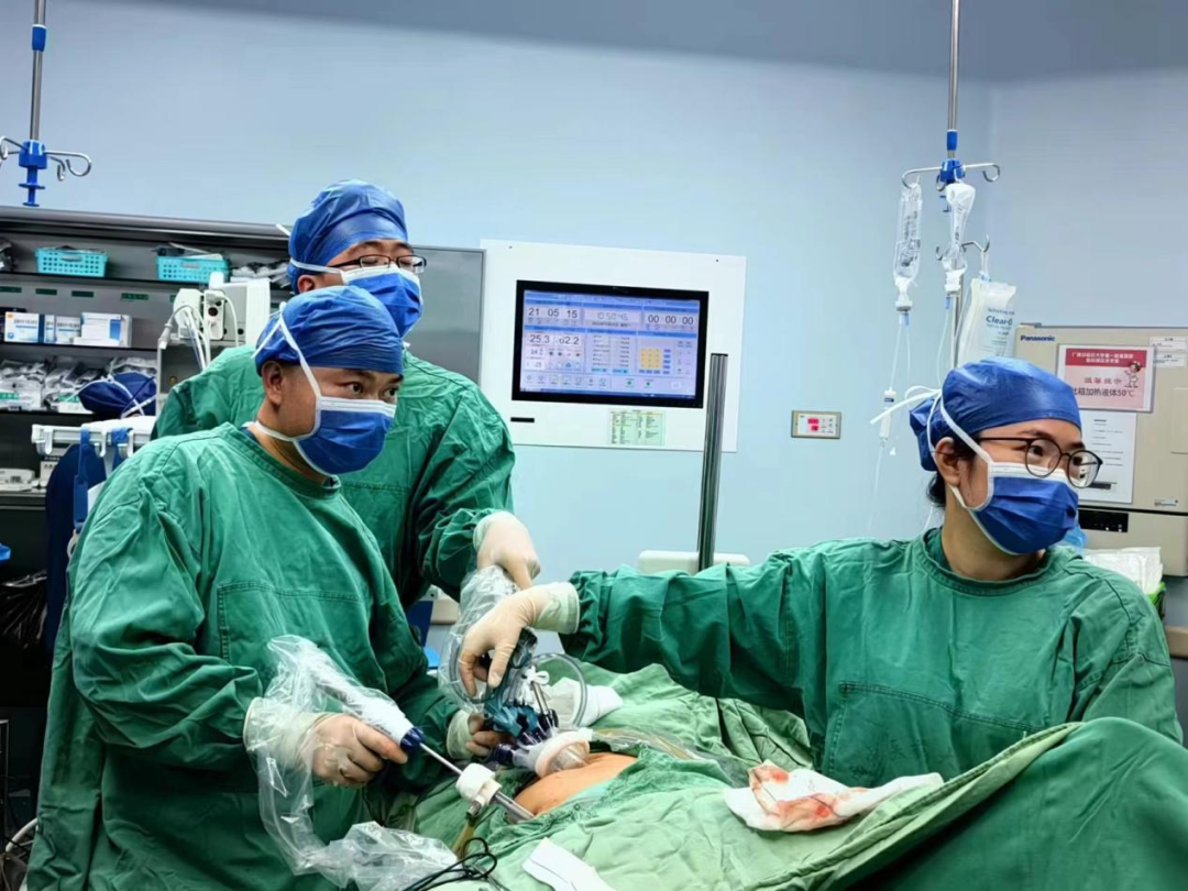 广西中医药大学第一附属医院仙葫院区普通外科·肛肠科顺利完成一例高难度腹腔镜单孔+（两孔法）直肠癌根治术