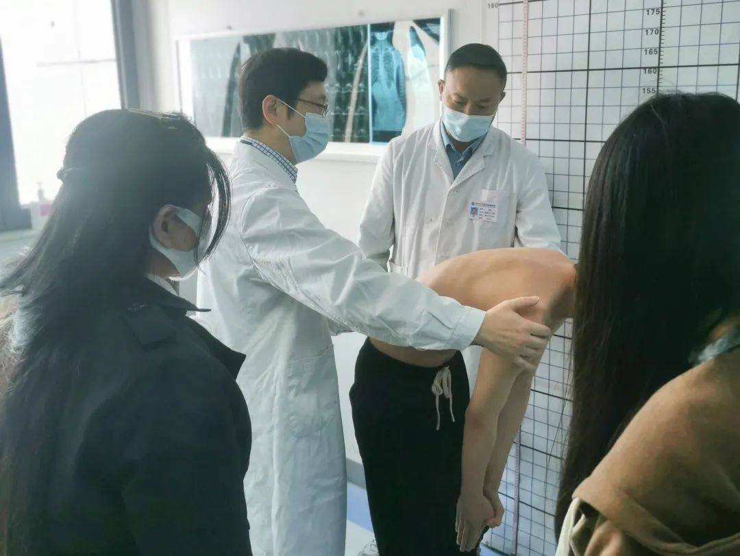 香港理工大学脊柱侧弯诊疗专家黄文生教授莅临郑州大学五附院参观指导