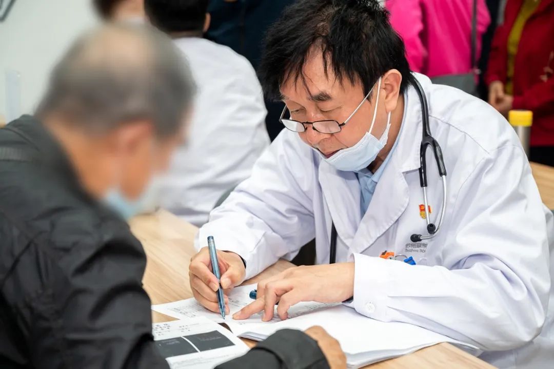 【公益惠民】关爱老兵在行动 上门巡诊送健康