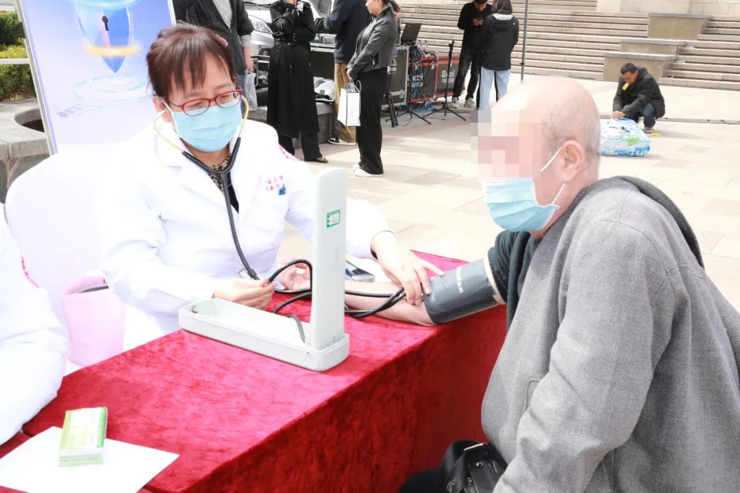 延安市中医医院参加市「安全规范用基金 守好人民『看病钱』」集中宣传月活动启动仪式