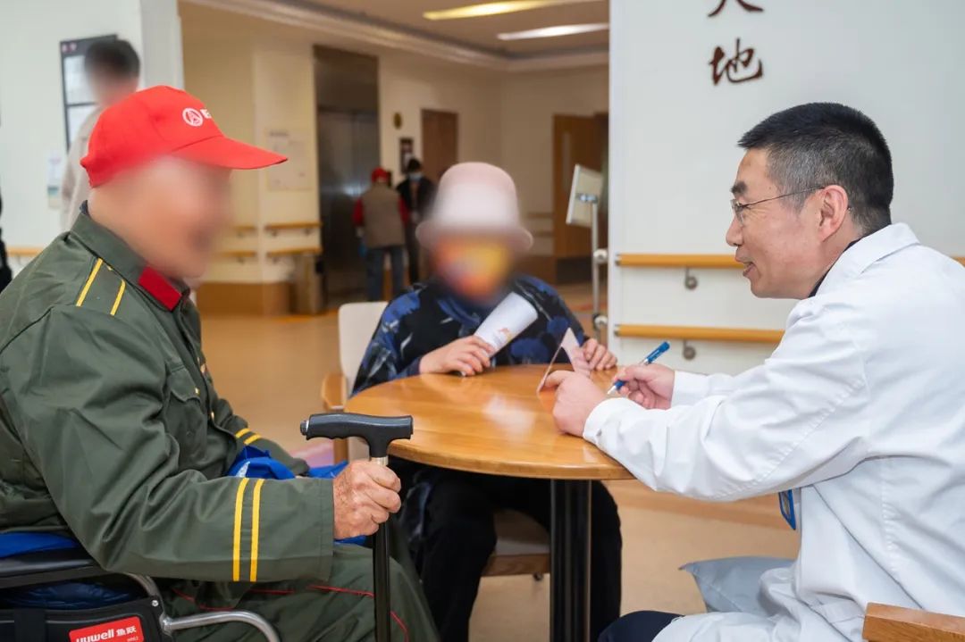 【公益惠民】关爱老兵在行动 上门巡诊送健康