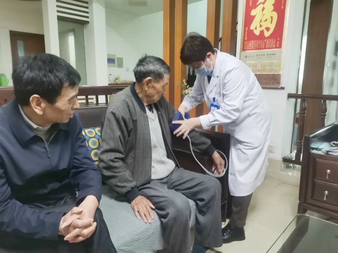 【公益惠民】关爱老兵在行动 上门巡诊送健康