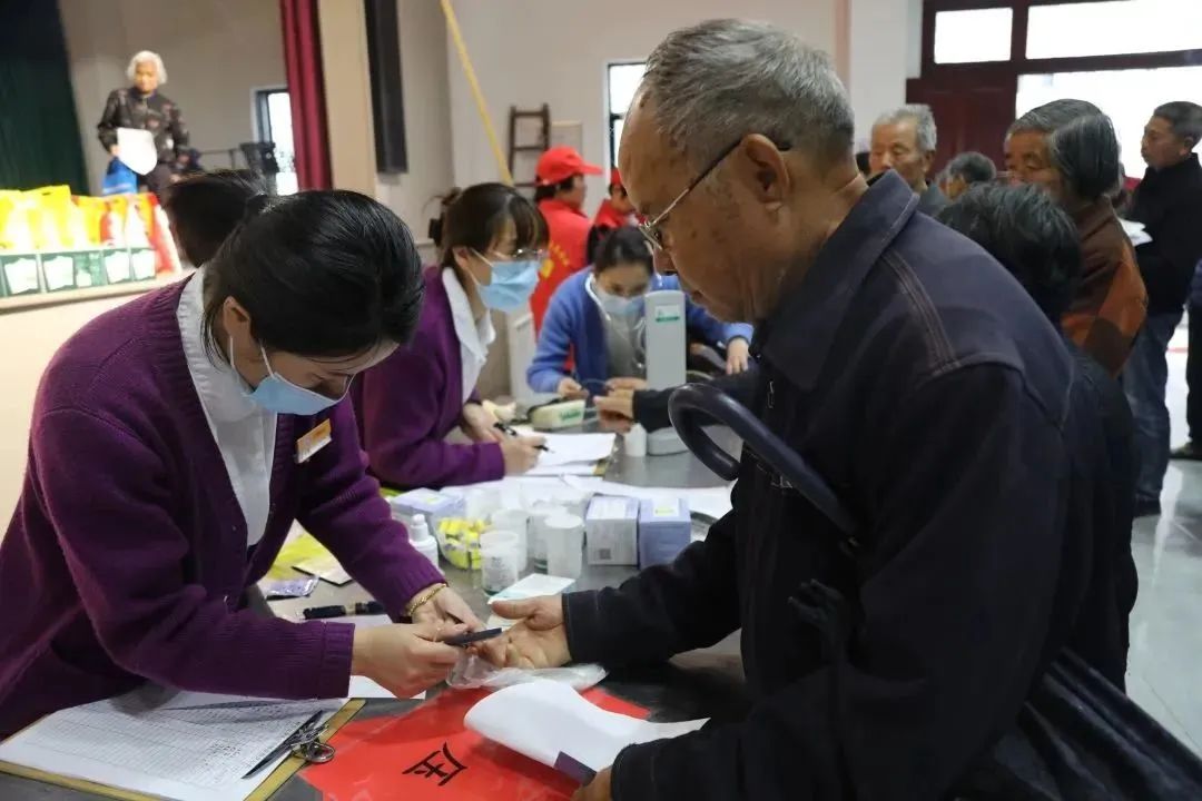 「及时雨」来啦！村子里的这一幕太暖了