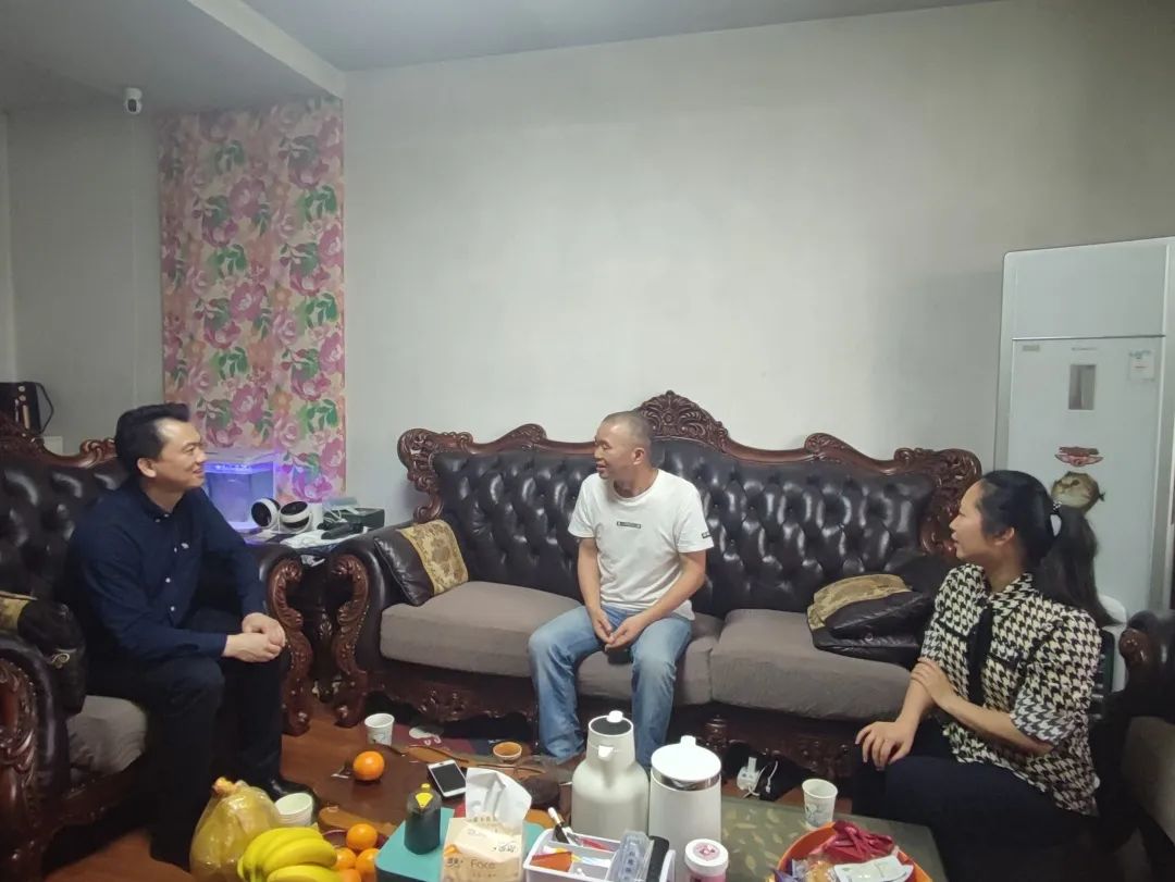 柳州市红十字会医院领导走访慰问援老挝医疗队家属