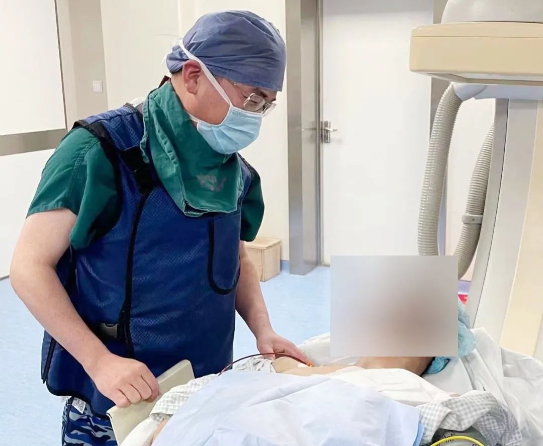 湖州市中心医院完成一例特殊无导线起搏器植入术