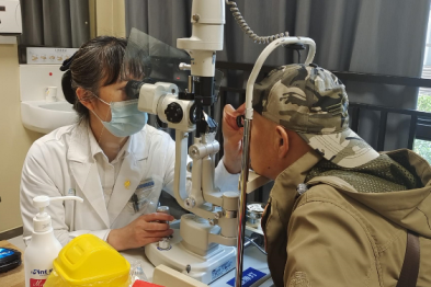 六旬退役老兵看不清，陷困境！拥军优属公益行动及仁医仁术合力护光明