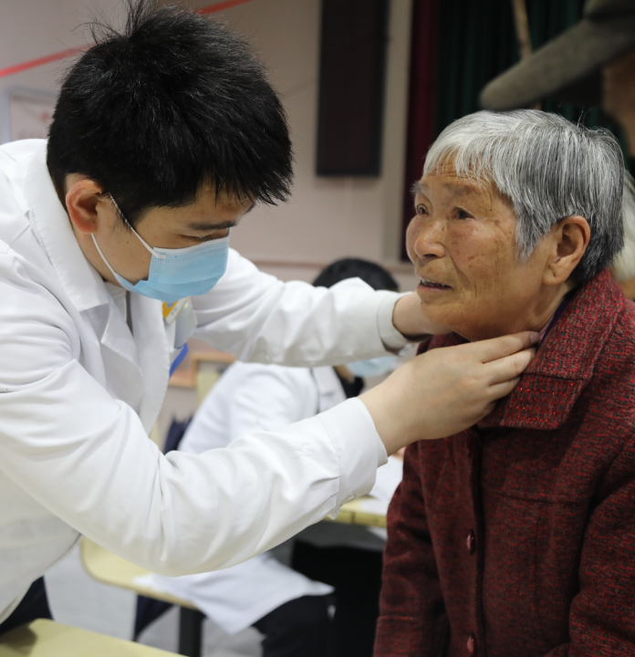 「及时雨」来啦！村子里的这一幕太暖了