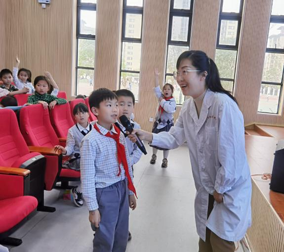 近视防控宣传月暨「爱眼讲师团」进校园宣讲活动在全市各学校圆满完成,5 万余名学生受益