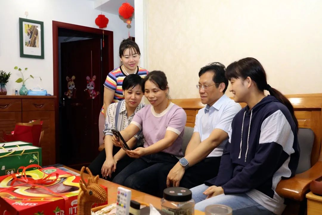 柳州市红十字会医院领导走访慰问援老挝医疗队家属