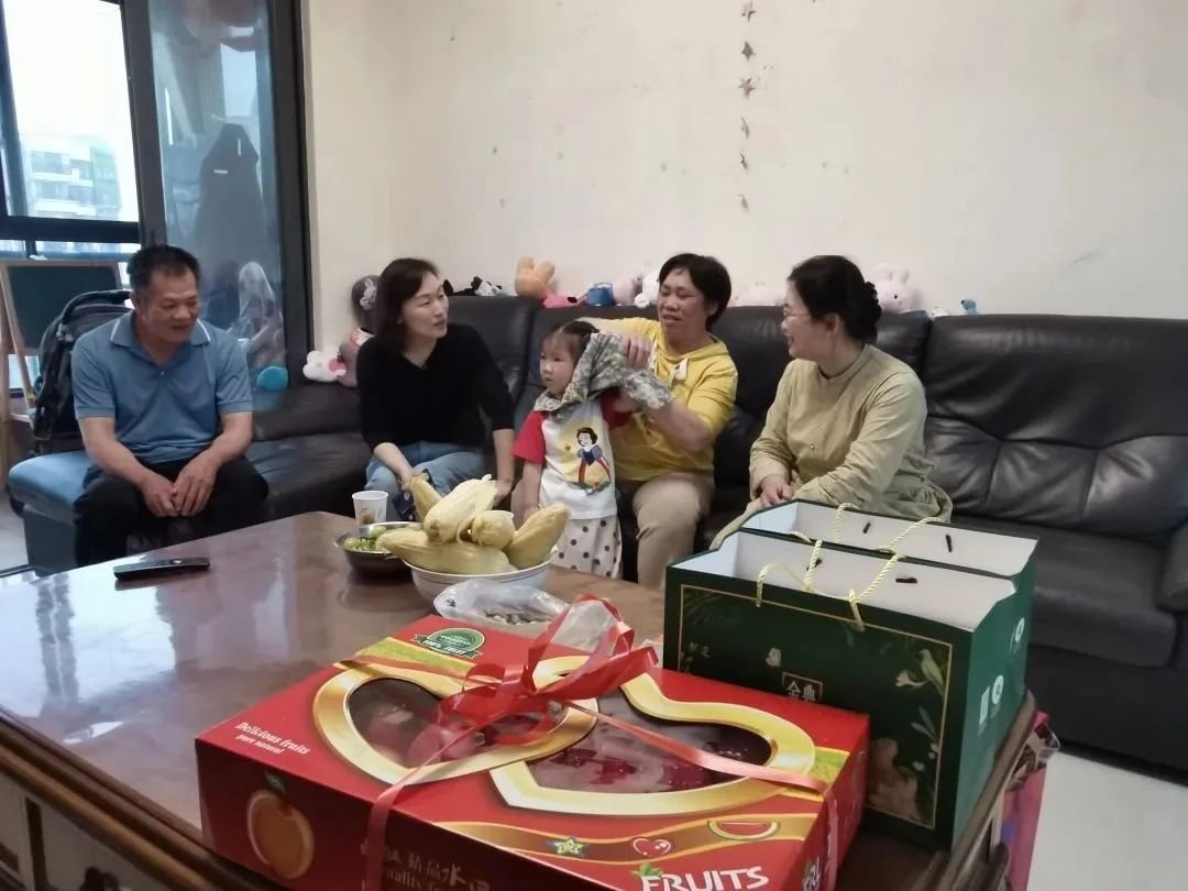柳州市红十字会医院领导走访慰问援老挝医疗队家属