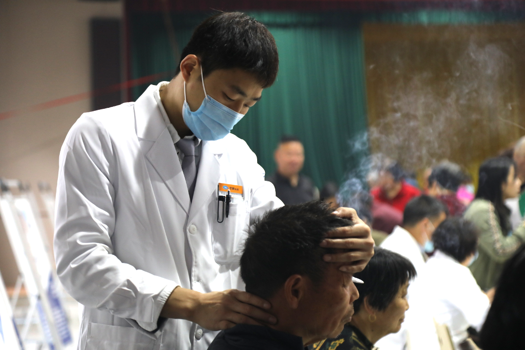 「及时雨」来啦！村子里的这一幕太暖了