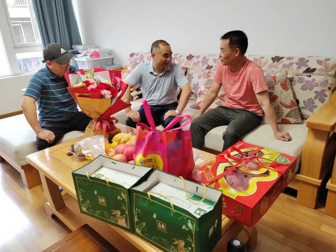 柳州市红十字会医院领导走访慰问援老挝医疗队家属