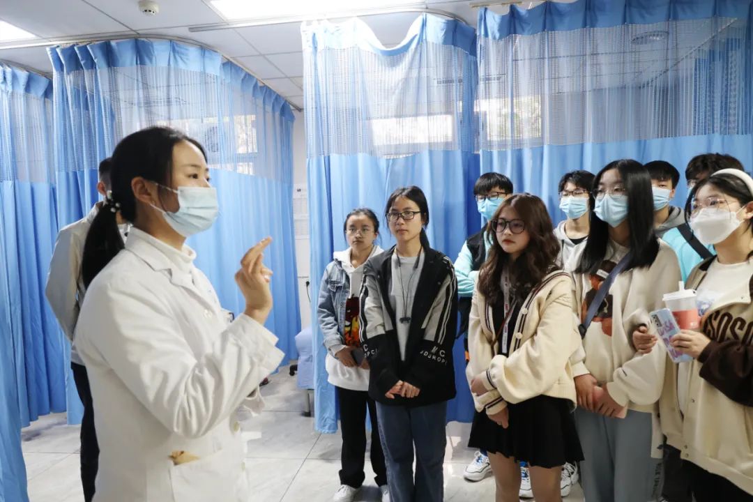 成都中医药大学眼科学院眼视光学 2022 级新生来院参观学习