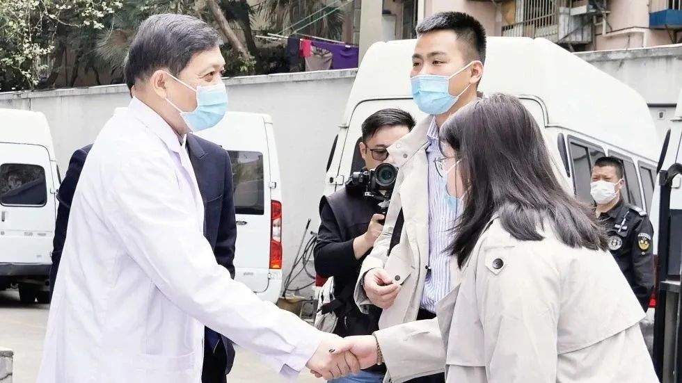 成都中医大银海眼科医院领导带队赴光正眼科医院集团上海总部考察交流