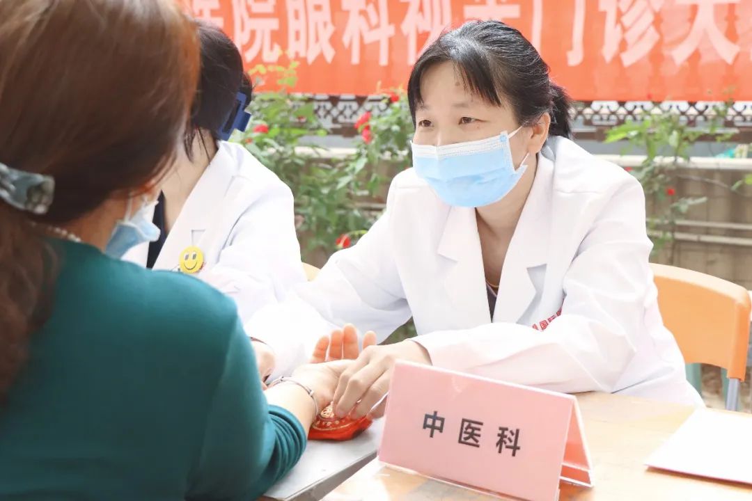 爱心义诊进社区，「零距离」健康服务暖民心