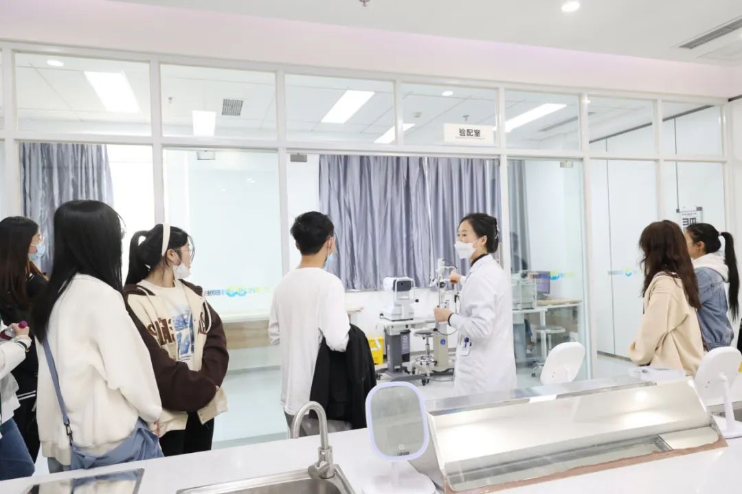 成都中医药大学眼科学院眼视光学 2022 级新生来院参观学习
