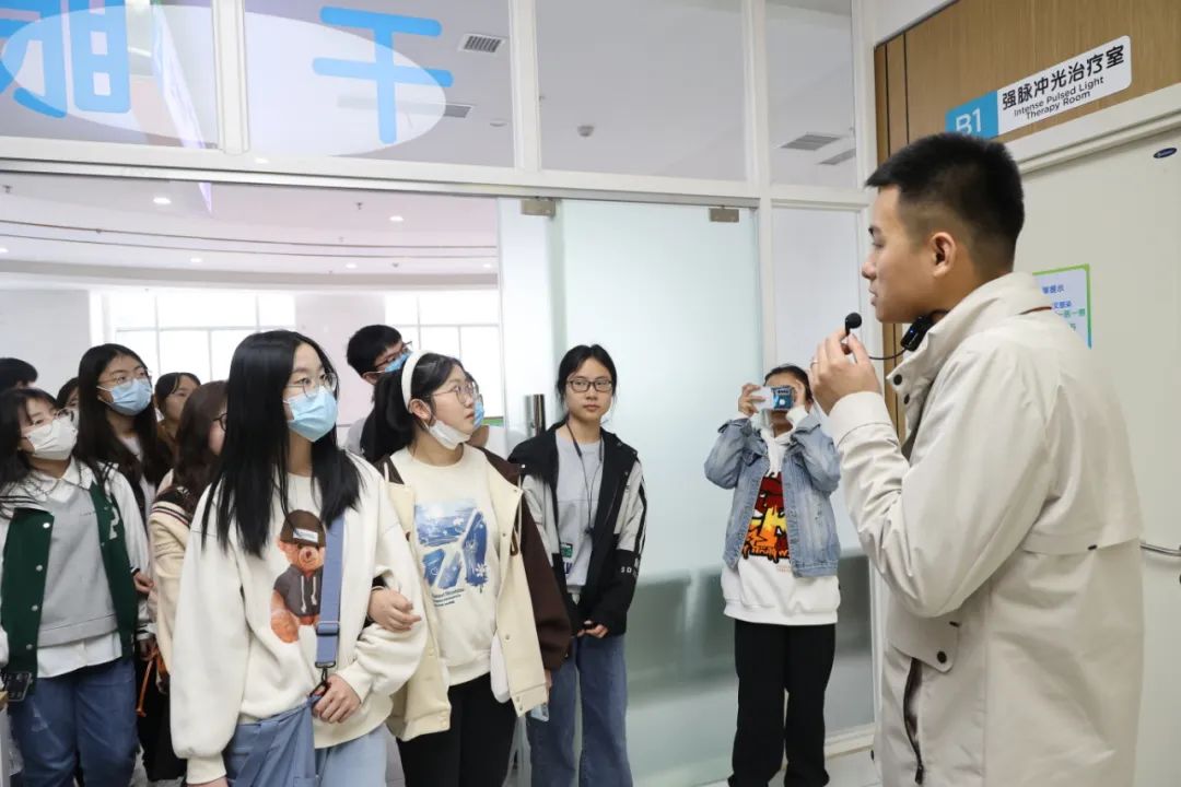 成都中医药大学眼科学院眼视光学 2022 级新生来院参观学习