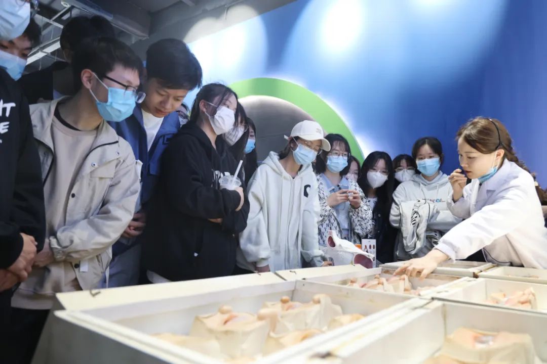 成都中医药大学眼科学院眼视光学 2022 级新生来院参观学习