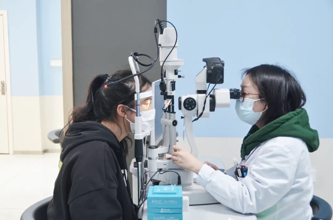 成都中医药大学眼科学院眼视光学 2022 级新生来院参观学习