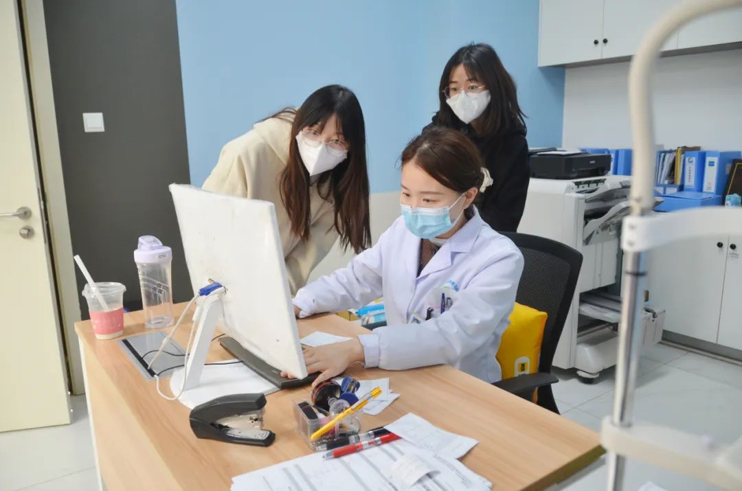 成都中医药大学眼科学院眼视光学 2022 级新生来院参观学习