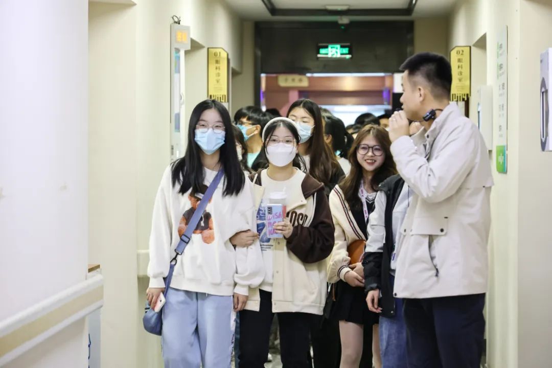 成都中医药大学眼科学院眼视光学 2022 级新生来院参观学习