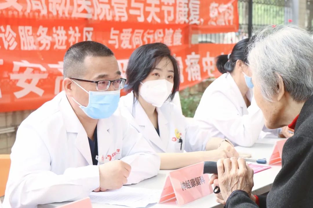 爱心义诊进社区，「零距离」健康服务暖民心