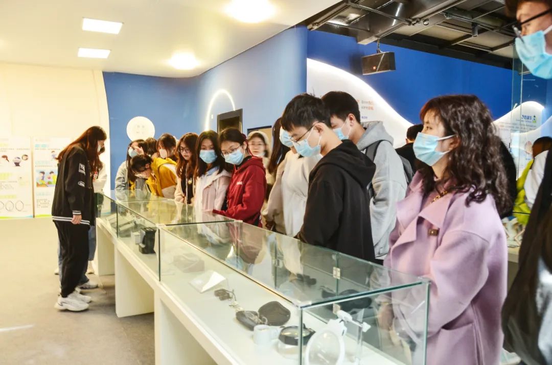 成都中医药大学眼科学院眼视光学 2022 级新生来院参观学习