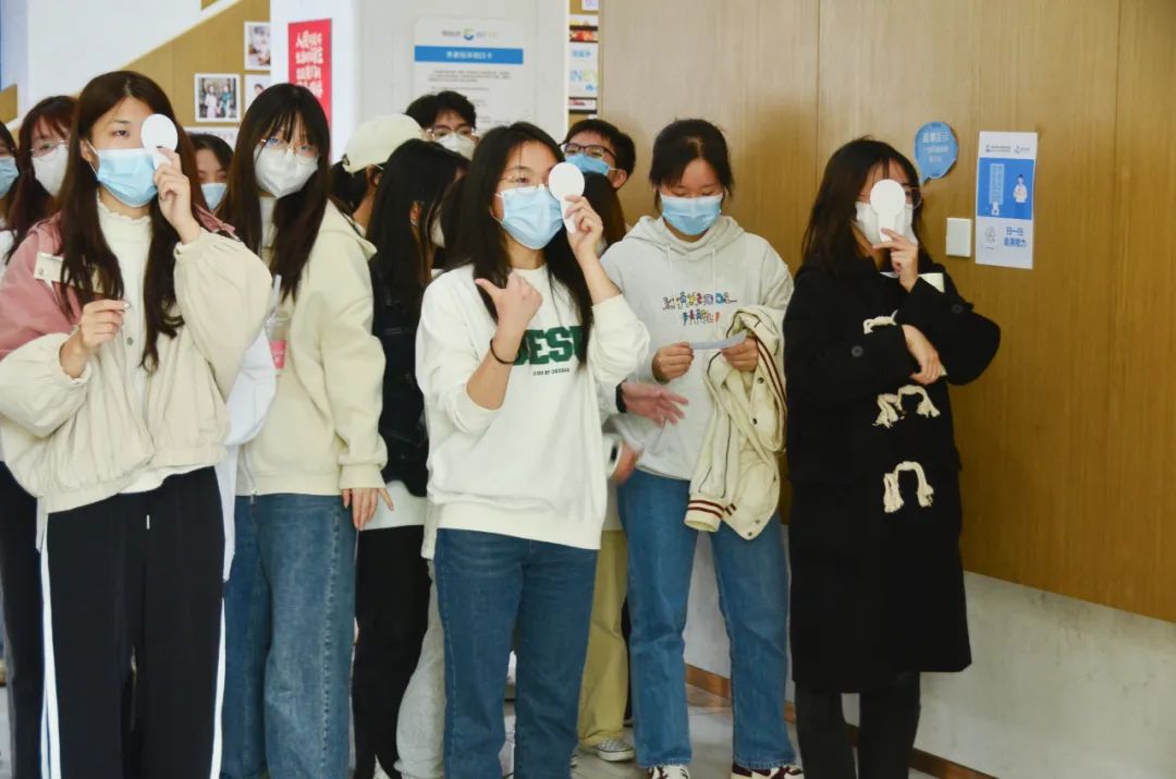 成都中医药大学眼科学院眼视光学 2022 级新生来院参观学习