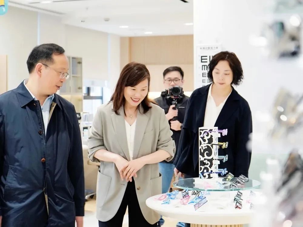 成都中医大银海眼科医院领导带队赴光正眼科医院集团上海总部考察交流