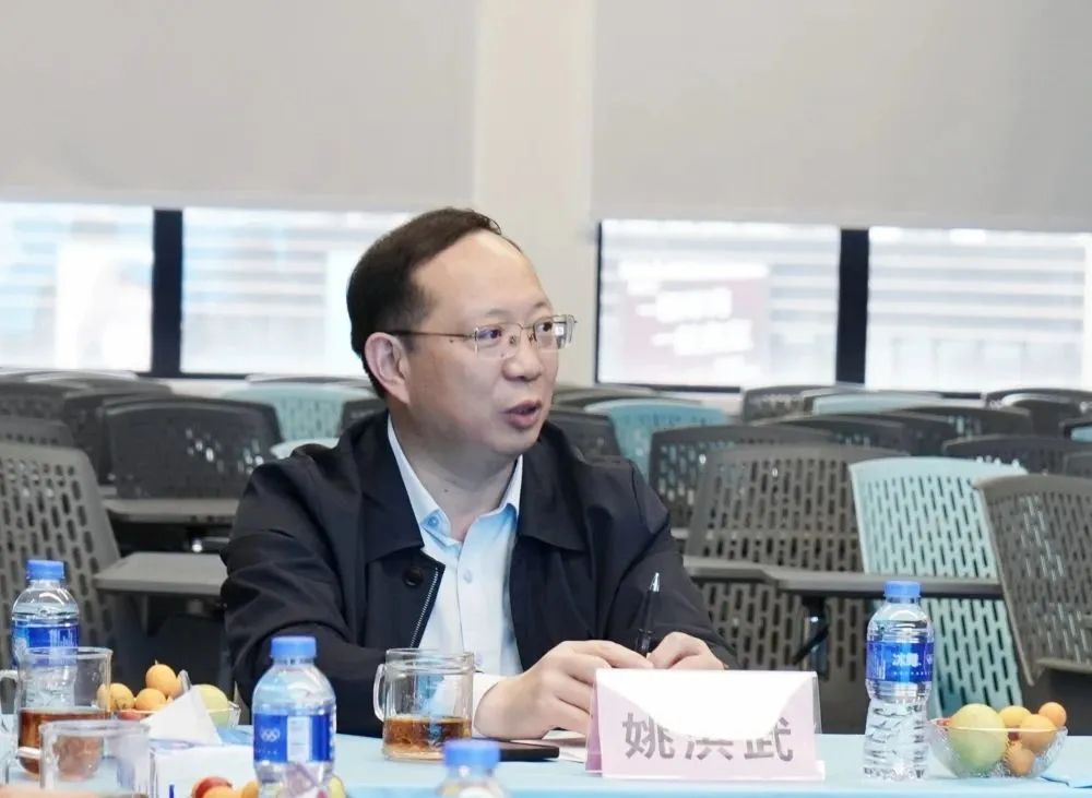成都中医大银海眼科医院领导带队赴光正眼科医院集团上海总部考察交流