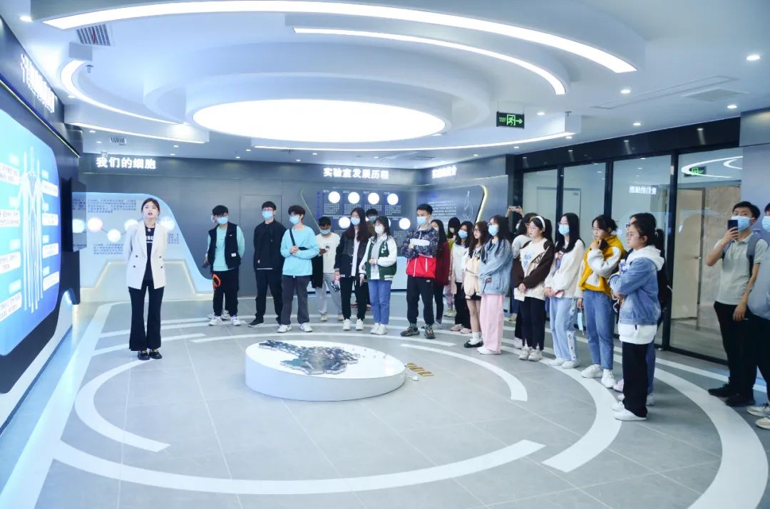 成都中医药大学眼科学院眼视光学 2022 级新生来院参观学习