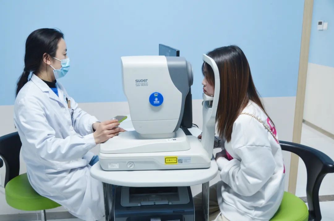 成都中医药大学眼科学院眼视光学 2022 级新生来院参观学习