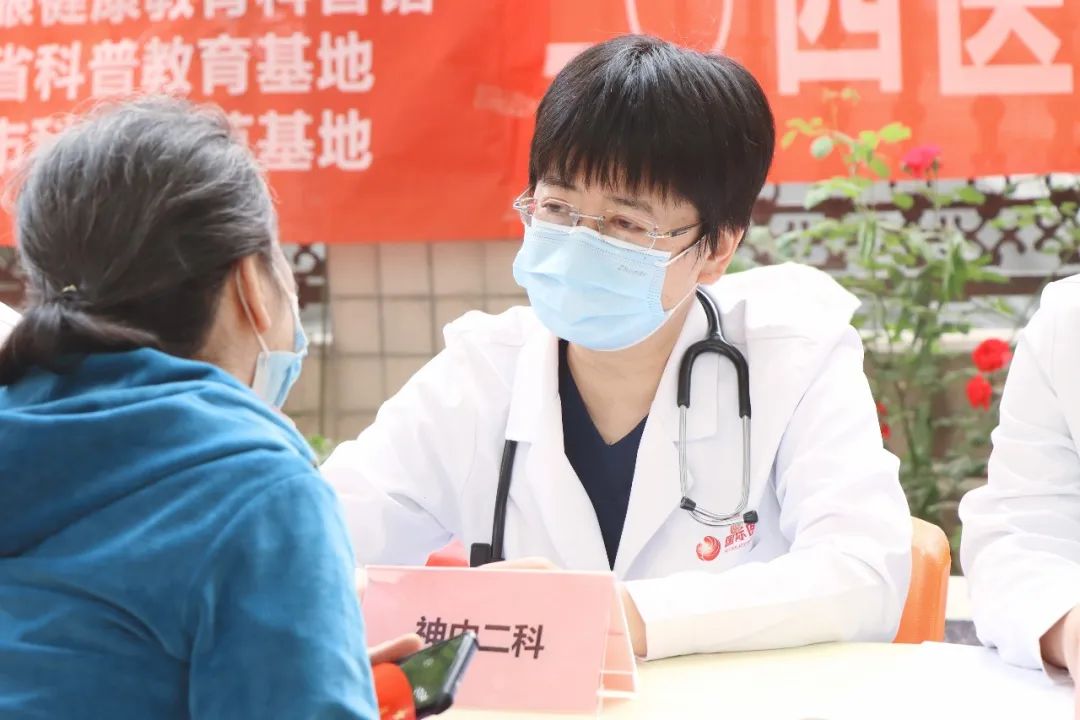 爱心义诊进社区，「零距离」健康服务暖民心