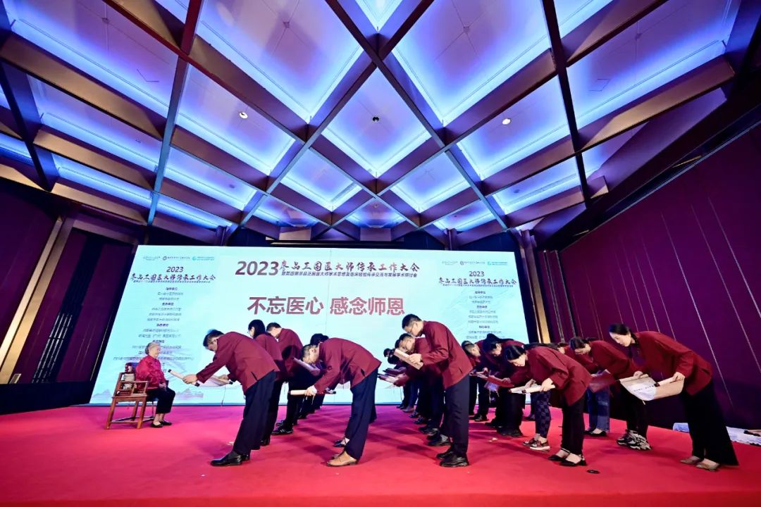 亢泽峰教授、段俊国教授等拜师廖品正国医大师门下，传承岐黄薪火！