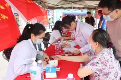 罗湖区人民医院党委联合开展主题党日活动暨「活力党建·繁夏健康」主题义诊