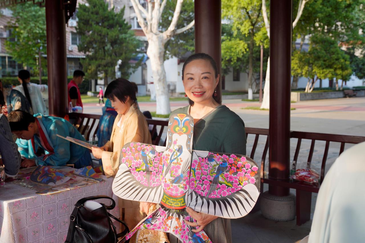 「着汉服，绘纸鸢」：20 位肿瘤患者参加全国肿瘤防治宣传周活动