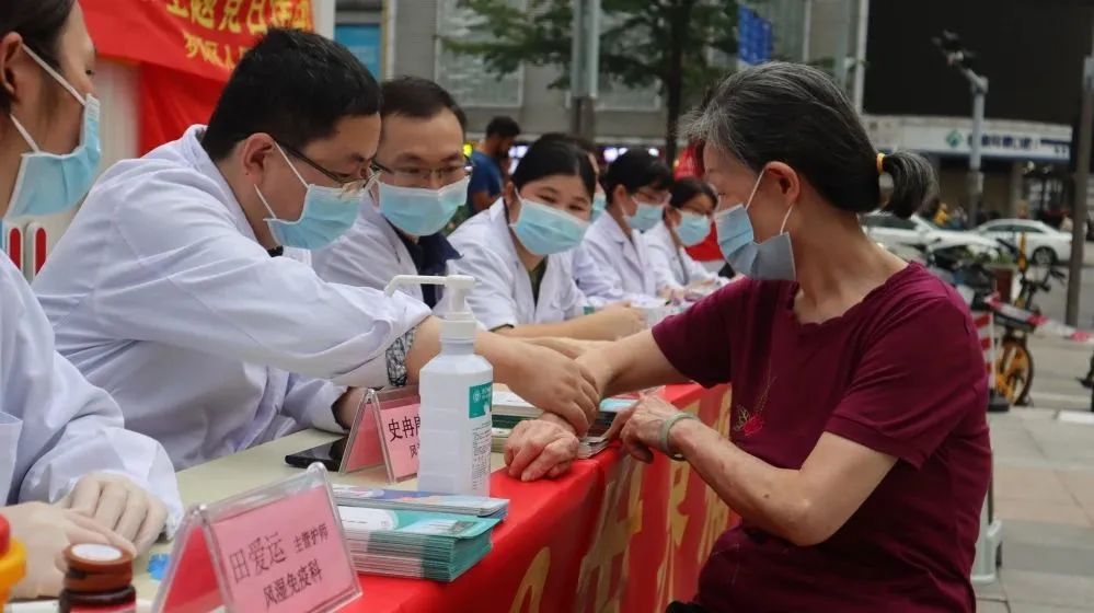 健康服务零距离！罗湖医院开展肿瘤宣传周及世界痛风日义诊