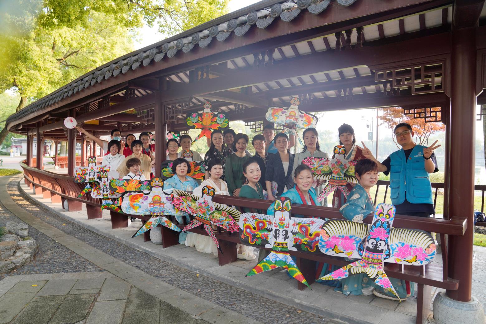 「着汉服，绘纸鸢」：20 位肿瘤患者参加全国肿瘤防治宣传周活动