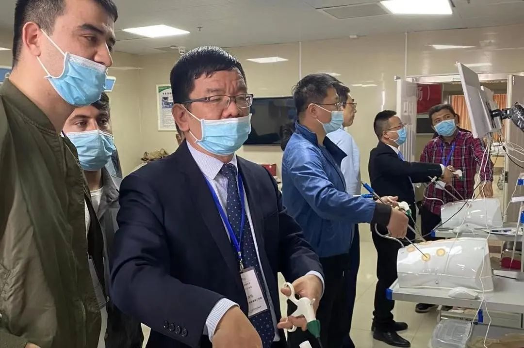 仁心仁术 大爱援疆—记泌尿外科广东援疆专家杨建昆