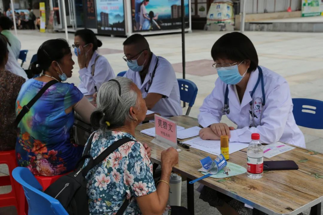 桂林医学院第二附属医院莫碧文、罗丹桂分别荣获广西五一劳动奖章、广西青年五四奖章