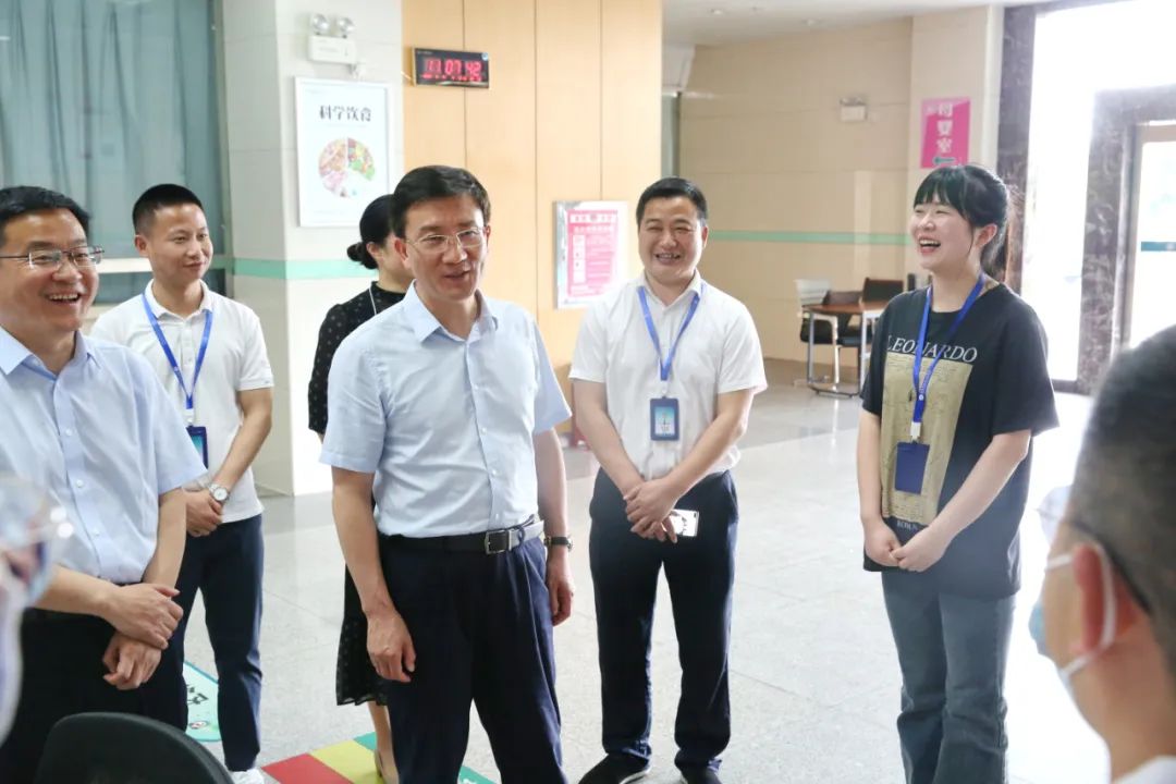 朱金平书记慰问医院优秀青年安飞