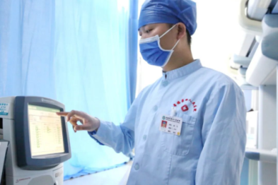 朱金平书记慰问医院优秀青年安飞
