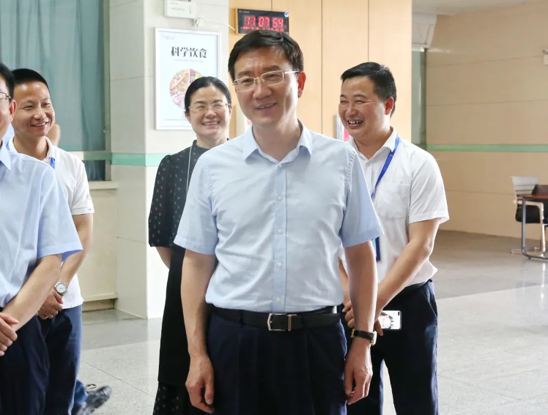 朱金平书记慰问医院优秀青年安飞
