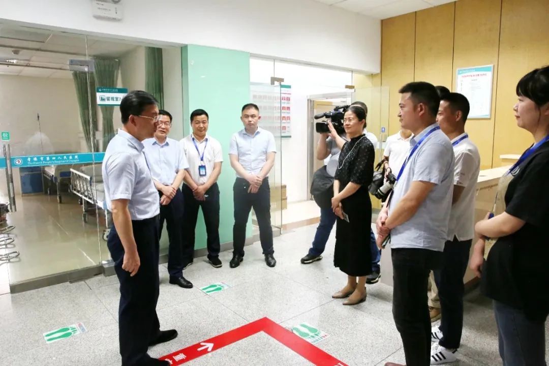 朱金平书记慰问医院优秀青年安飞